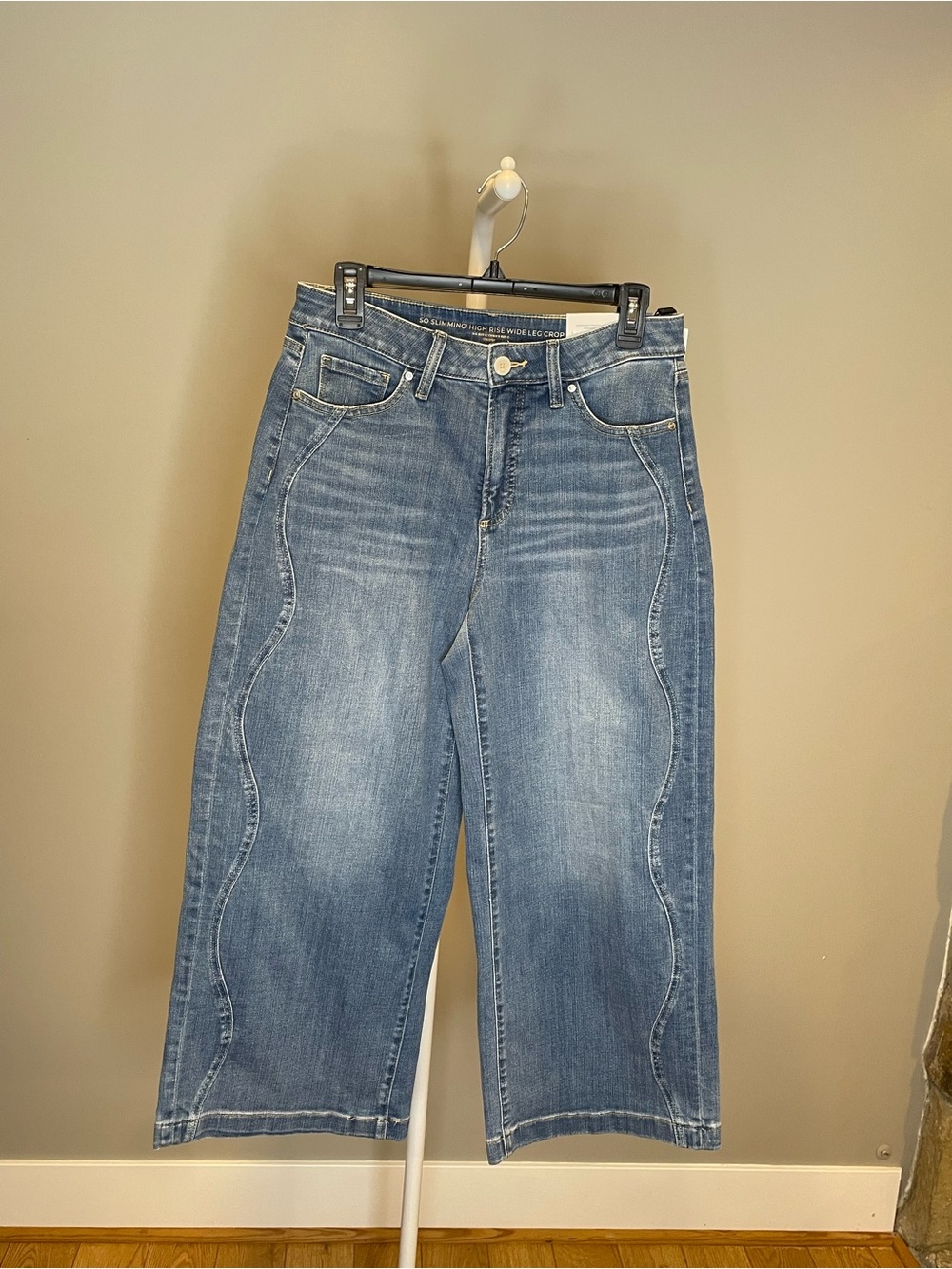 Chico's So Slimming Scallop High Rise Wide Leg Cropped Jeans NWT - Size 0/U.S. 4